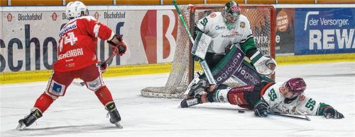 Vollen Einsatz, wie hier von Verteidiger Florian Krumpe bei der Partie in Regensburg, wünschen sich die Starbulls-Fans in jedem Spiel und von jedem Spieler. Foto Andreas Nickl