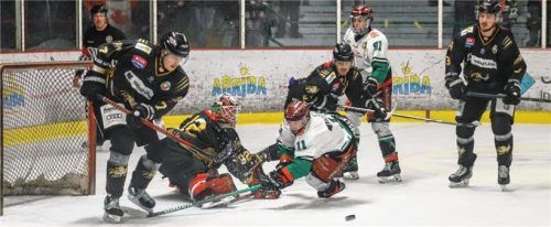 Voller Einsatz: Curtis Leinweber, der eine starke Partie bot, gegen Thomas Gauch und Torhüter Kai Kristian. Foto Lobeca/Ralf Homburg