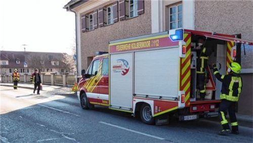Vor dem Bürgerhaus an der Ludwigstraße stellten sie Warnschilder auf, denn für Radler und Rollerfahrer besteht erhebliche Sturzgefahr. Fotos Riediger