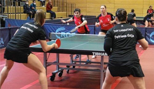 Vor etwas mehr als einer Woche spielten die Ukrainerin Ganna Farladanska (hinten links) und die Russin Svetlana Ganina gemeinsam im Doppel.Foto Gerhard Erlich