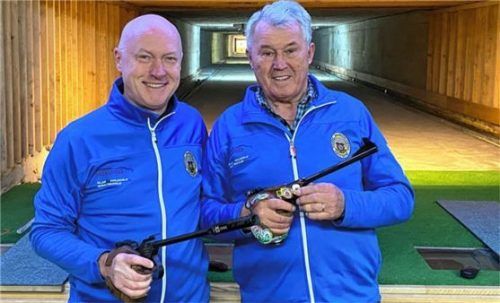 Walter Holderle (links) und Helmut Klinger gelangen gute Platzierungen bei den Gaumeisterschaften im Pistolenschießen. Foto re