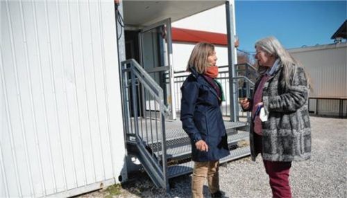 Warten auf den Bus mit den Ukrainern: Brannenburgs Gemeindereferentin Barbara Weidenthaler (rechts) im Gespräch mit Dr. Petra Carqueville vom örtlichen Helferkreis vor einem der Container.