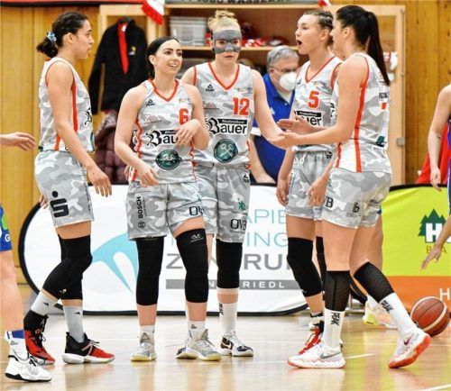 Was für ein Spiel, was für eine Teamleistung – das wissen auch Mikayla Williams, Levke Brodersen, Laura Hebecker, Haliegh Reinoehl und Ana Vojtulek (von links). Foto Gabi Hörndl