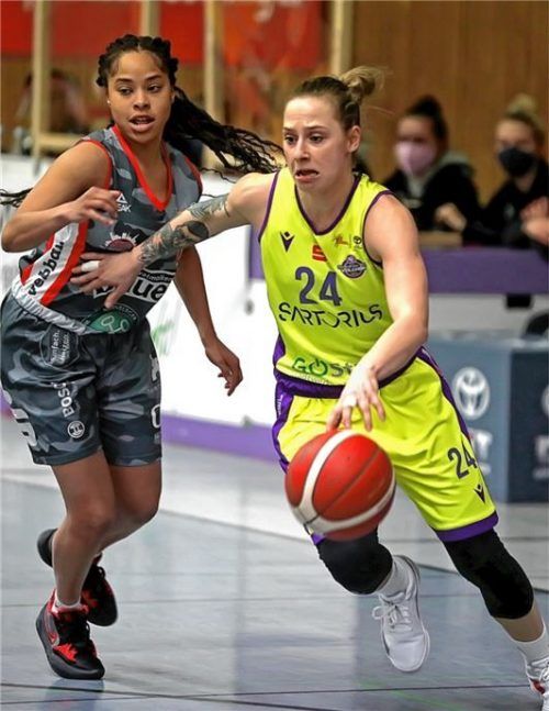 Wasserburgs Miyah Barnes musste hier die Göttingerin Sylwia Bujniak (am Ball) ziehen lassen.Foto Hubert Jelinek