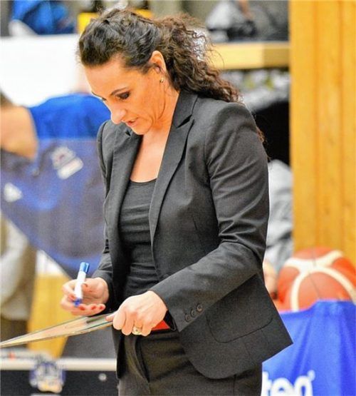 Wasserburgs Trainerin Rebecca Thoresen notiert die Marschroute zum Klassenerhalt. Foto Gabi Hörndl