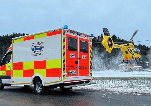 Wenn etwas passiert, muss es schnell gehen: Auf dem Foto ist ein Rettungswagen der Ambulanz Rosenheim gemeinsam mit einem ADAC-Rettungshubschrauber im Einsatz.Foto Ambulanz Rosenheim