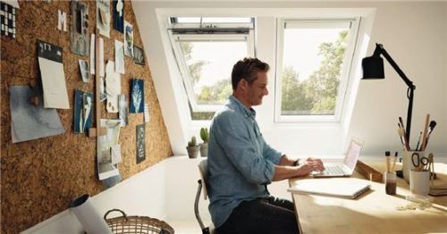 Wer die Möglichkeit hat, sollte die Chance, seinen Arbeitsplatz im Homeoffice attraktiv zu gestalten, nutzen. Foto Velux/akz-o