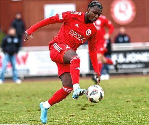 Winter-Neuzugang Stephan Mensah traf für den TSV 1860 Rosenheim bei der 3:4-Niederlage gegen den SC Eltersdorf doppelt. Foto Hans-Jürgen Ziegler