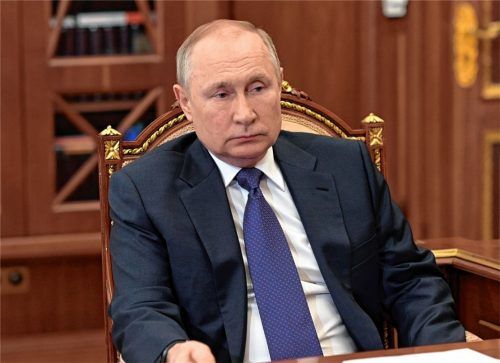 Wladimir Putin, Präsident von Russland, während eines politischen Treffens im Kreml. Der Kriegsherr spaltet die Gemüter auf der ganzen Welt.Foto  dpa/AP