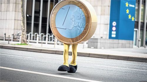 Wohin geht der Euro in Zukunft bei Immobilien? Die Bundesbank warnt vor einer aktuellen Überbewertung. Foto Frank Rumpenhorst / dpa