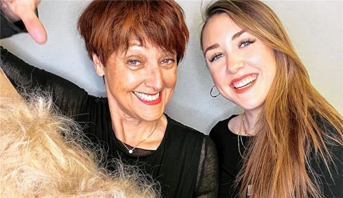 Wollen der Umwelt helfen: Renate Hess-Müller, Geschäftsführerin des Haarcenter Hess, und ihre Tochter Savina Müller sammeln die abgeschnittenen Haare ihrer Kunden ein, damit sie später als natürliche Filter eingesetzt werden. Foto Hess