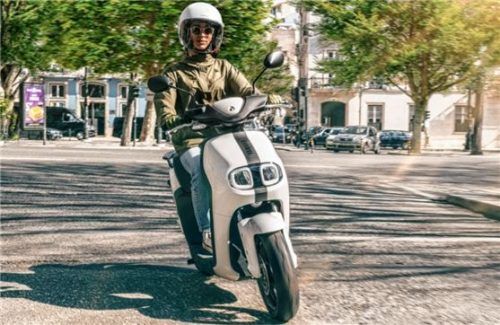 Yamahas erster vollelektrischer Kleinkraftroller. Foto aum/Yamaha