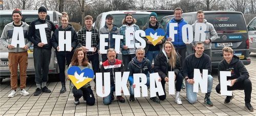 Zeigen Herz für die ukrainischen Kriegsopfer und hoffen auf baldigen Frieden: Mitglieder des Vereins „Athletes for Ukraine“ haben jetzt Hilfsgüter an die Grenze gebracht und Flüchtlinge mit nach Hause genommen. An Bord des Hilfskonvois waren unter anderem Biathletin Marion Wiesensarter (vorne links), Langläufer Florian Knopf (vorne rechts), der Rosenheimer SPD-Stadtrat Jonah Werner (hinten, Dritter von rechts) und Rodler Felix Loch (hinten, Zweiter von rechts). Foto Lisa Loch