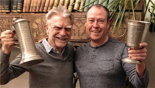 Zum dritten Mal in Folge sicherte sich Hans-Peter Kremers aus Vogtareuth (links) die Clubmeisterschaft der Skatfreunde Bad Endorf-Chiemgau. Gerd Heger aus Höslwang gewann den Pokal. Foto re