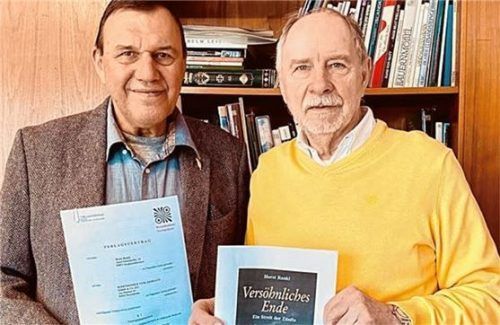 Zum Stück soll‘s einen Roman geben. Dafür haben Verleger Klaus G. Förg (links) vom Rosenheimer Verlagshaus und Regisseur Horst Rankl jetzt den Vertrag unterzeichnet.Foto re