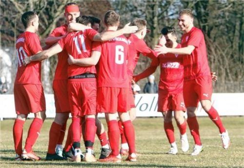 Der SV Bruckmühl will gegen Tabellenführer Erlbach die vorzeitige Meisterschaft der Gäste verhindern und selbst wieder etwas zu feiern haben.Foto Wolfgang Fehrmann