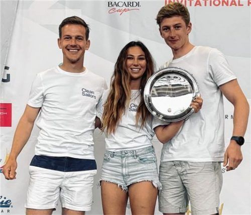 Zweiter gemeinsamer Segel-Wettkampf, erster Sieg: Das neue Clean Sailors Youth Racing Team mit Lukas Hesse (Seebrucker Regatta-Verein/rechts), Jann Schüpbach (Schweiz) und CJ Perez (USA).Foto re