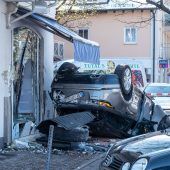 Range Rover hinterlässt Trümmerfeld