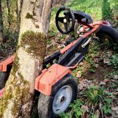 Mädchen stürzt mit Kettcar Böschung hinunter