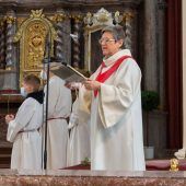Drei Frauen vertreten kranken Priester