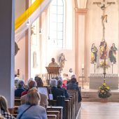Gläubige kehren zurück in die Kirchen