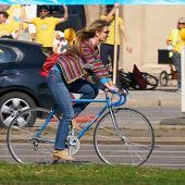 Auto sticht Rad in Verkehrsumfrage