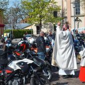„Niemals schneller, als ein Schutzengel fliegen kann“ – Gottes Segen für Motorräder und ihre Fahrer am Alten Rathaus