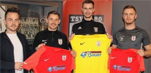 Abteilungsleiter Kevin Klammer vermeldet die Vertragsverlängerungen von Michael Barthuber, Alexander Boschner und Johannes Lindner (von links).Foto TSV Wasserburg