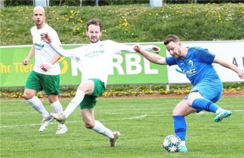 Alex Riemann zieht ab, sein Schuss wird aber von den Gästen geblockt.Foto Michael Buchholz