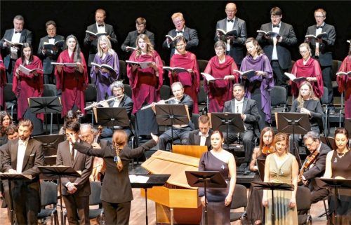 Alle spielen und singen mit bei der Friedensforderung: Der Chor Ad Libitum, das Festspielorchester und die Solisten (von links) Callum Thorpe, Mingjie Lei, Lina Dambrauskalte, Annelies van Gramberen und Kelsey Lauritano.Foto  Janka
