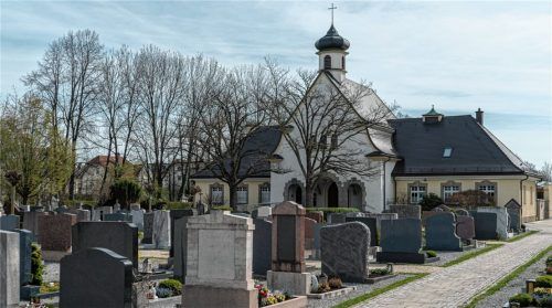 Anders als ein schmaler Turm-Anbau von nur 40 Zentimetern Tiefe sei ein auf den First aufgesetzter Turm – wie hier der auf dem Kolbermoorer Friedhof – genehmigungsfähig, meinte Bürgermeister Peter Kloo in der Bauausschusssitzung. Foto Thomae