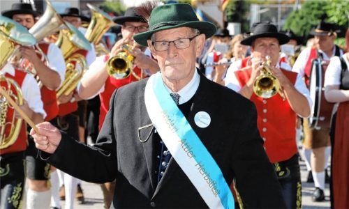 Andreas „Anderl“ Palmberger, Festwirt ehrenhalber, dirigiert normalerweise die auftretenden Blaskapellen. Foto re