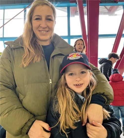 Anni Friesinger-Postma und ihre jüngere Tochter Elisabeth (8) fiebern von der Tribüne aus mit.Foto Privat