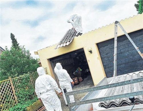 Asbest und Co. müssen fachgerecht ausgebaut und entsorgt werden. Foto dachdeckermeister-lange.de/D. Lange/BHW Bausparkasse