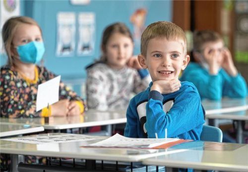 Auch wenn es hier nur ein Mädchen ist: Ein Großteil der Schüler trägt weiterhin die Maske im Unterricht. Foto dpa