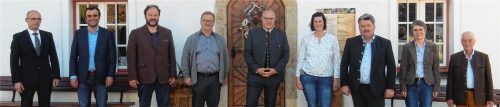 Aufbruchstimmung für die neue Koordinationsstelle „Römerregion Chiemsee“: (von links) Chiemings Bürgermeister Stefan Reichelt, Bürgermeister Alois Loferer aus Bad Endorf, der Römerbeauftragte der Gemeinde Seeon-Seebruck und Leiter des Römermuseums Bedaium, Matthias Ziereis, Grabenstätts Bürgermeister Gerhard Wirnshofer, Martin Bartlweber, Bürgermeister von Seeon-Seebruck, die Leiterin der Koordinationsstelle Römerregion Chiemsee, Andrea Krammer, Pittenharts Bürgermeister und Vorsitzender der LAG Chiemgauer Seenplatte, Josef Reithmeier, Anette Grimm, Museumsleiterin von Salz & Moor Grassau, sowie Professor Siegmar von Schnurbein, Schirmherr der „Römerregion Chiemsee“. Foto Christian Fechter