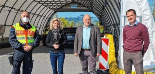 Austausch an der Grenze: (von links) Steven Büchner, Leiter der Kontrollstelle, Bundestagsabgeordnete Daniela Ludwig, Ludger Otto, Leiter der Rosenheimer Bundespolizei, und dessen Stellvertreter Thorsten Kleinschmidt. Foto re