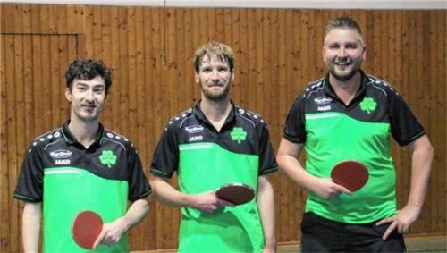 Bad Aiblings Herren mit Nathan Pellissier, Sebastian Graf und Matchwinner Alexander Zilken (von links) setzten sich im Finale des Bezirkspokals auf Verbandsebene gegen den Favoriten aus Haiming durch. Foto Gerhard Erlich
