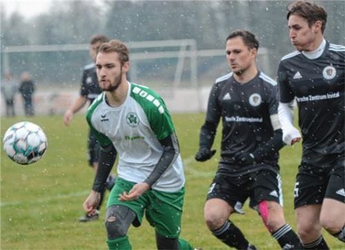 Bad Aiblings Torschütze Fabian Troffer (links) wird von den Raublingern Sebastian Pichler und Lukas Schöffel (rechts) verfolgt.Foto Franz Ruprecht