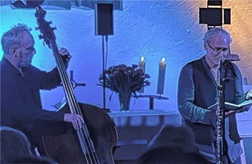 Bassist Kai Struwe untermalt musikalisch die Lesung von August Zirner. Foto Kirchner