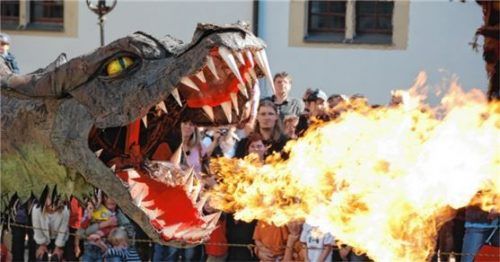 Begeistert Groß und Klein: Mit Feuer aus dem Maul will der Drache seinen Schatz beschützen.Foto re