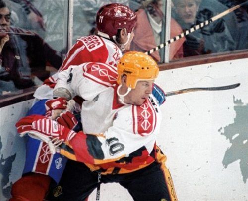 Bei den Olympischen Winterspielen 1992 in Albertville war das Rosenheimer Eishockey im historischen Viertelfinale gegen Kanada unter anderem durch Ron Fischer vertreten. Foto Martina Hellmann/dpa