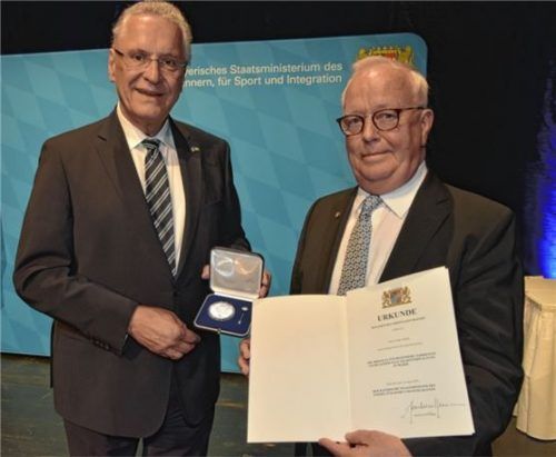 Bei der Ehrung: Innenminister Joachim Herrmann (links) und der Rosenheimer Anton Heindl. Foto Schlecker