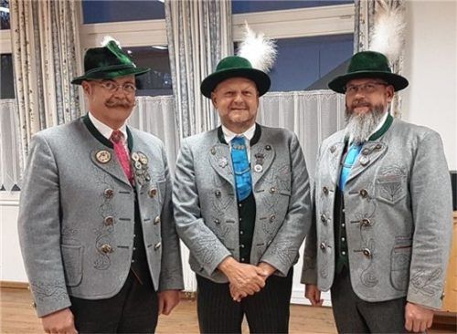 Bei der Ehrung: (von links) Gauvorsitzender Pankraz Perfler, Schriftführer Werner Bednarsch und Vorsitzender Michael Beutl. Foto Re