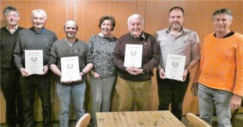 Bei der Ehrung: (von links) Vorsitzender Georg Obinger, Ehrenmitglied Franz Radl, Johann Hirschvogl, die Zweite Bürgermeisterin Lilo Wallner, Ehrenmitglied Albert Schnitzer, Markus Schrank und der stellvertretende Vorsitzende Josef Steiner.Foto Greiner