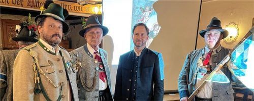 Bei der Hauptversammlung der GSK Hofmark Söllhuben: (von links) Gauhauptmann Hans Rucker, Oberleutnant Hans Georg Schmidt, Riederings Bürgermeister Christoph Vodermaier und Fähnrich Florian Till.Foto Niessen