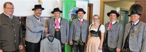 Bei der Übergabe einer Ehrengabe für das Gaufest 2022: (von links) Schechens Bürgermeister Stefan Adam, Gauvorsitzender Pankraz Perfler, Alfons Altendorfer, Vorsitzender des Trachtenvereins Hochstätt, die drei Festleiter Vitus Altendorfer, Katharina Schildhauer und Christoph Gruber und Zweiter Gauvorsitzender Mäx Kronberger.Foto re
