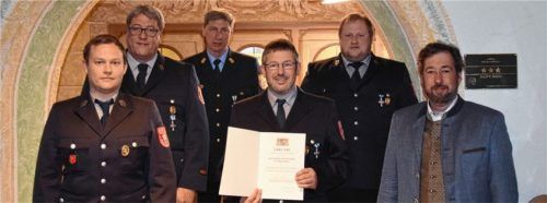 Bei der Versammlung der Niederaudorfer Feuerwehr: (von links) Zweiter Kommandant Johann Legler; Kommandant Leonhard Weißenbacher; Kreisbrandinspektor Martin Gruber, der für 25 Jahre Mitgliedschaft geehrt wurde; Martin Schweinsteiger, Vorsitzender Magnus Waller und Bürgermeister Dr. Matthias Bernhardt.Foto Buchauer