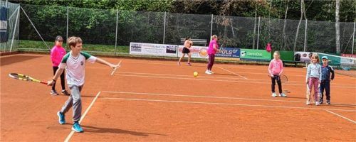 Bei strahlendem Wetter veranstalteten die Tennisspieler ein Schleiferlturnier. Foto re