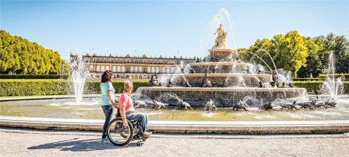 Beim Barrierefrei-Fotoshooting des Chiemsee-Alpenland-Tourismus: Astrid von Rauhecker und Siegfried Loer vor Schloss Herrenchiemsee. Foto  Bayerische Schlösserverwaltung